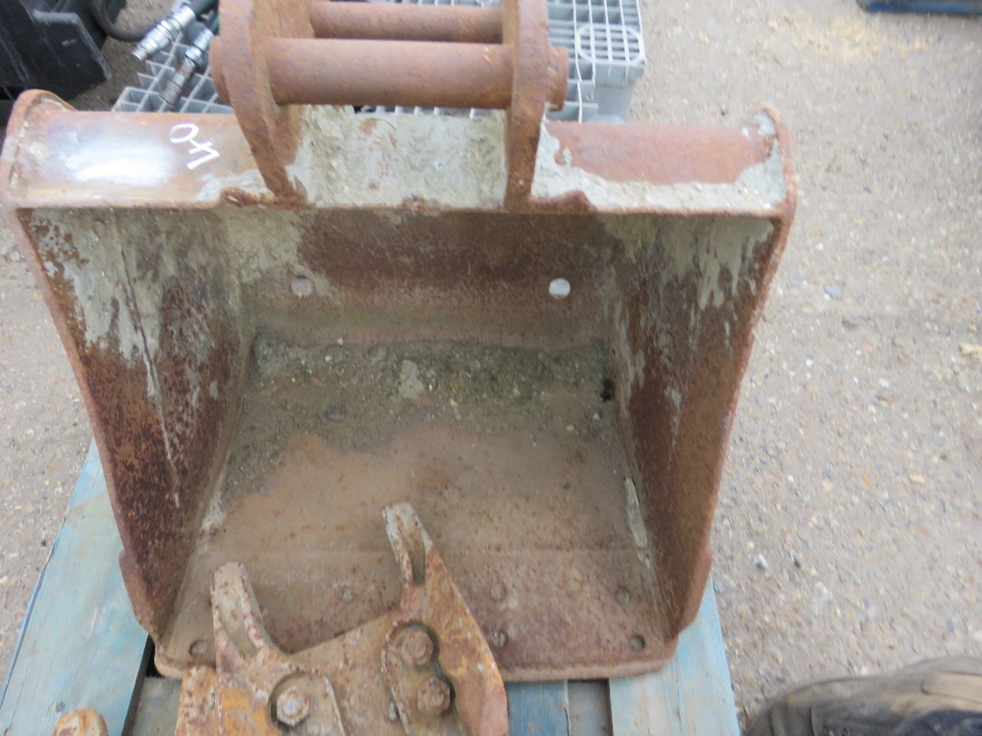 PALLET CONTAINING 4 X MINI EXCAVATOR BUCKETS ON 35MM PINS. - Image 4 of 4