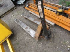 PALLET TRUCK, WHEN TESTED WAS SEEN TO LIFT AND LOWER. SOURCED FROM COMPANY LIQUIDATION. THIS LOT IS