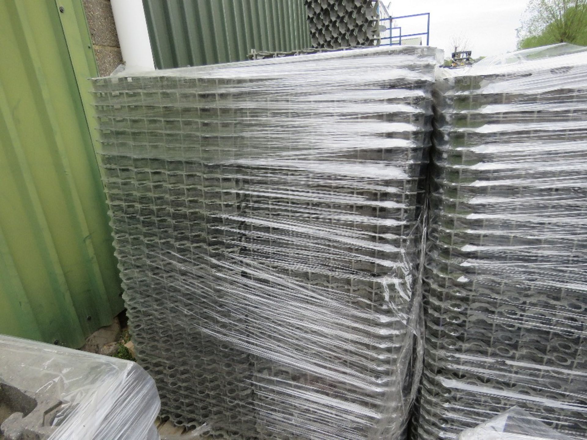 PALLET OF GRASS CRETE / GRAVEL RETAINING PANELS FOR MAKING TEMPORARY HARD STANDING AREAS. 50CM X 50C - Image 4 of 4