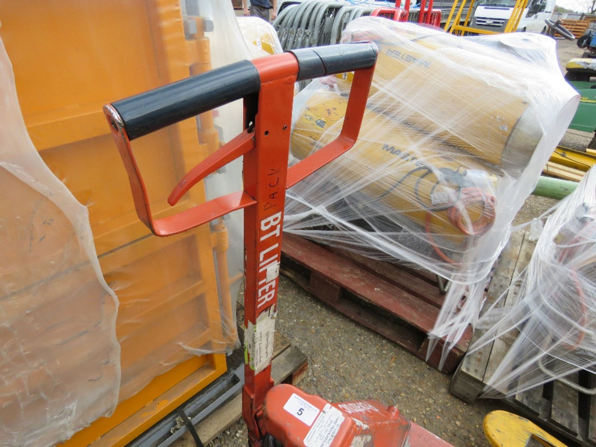 ROLATRUC PALLET TRUCK. WHEN TESTED WAS SEEN TO LIFT AND LOWER. SOURCED FROM COMPANY LIQUIDATION. TH - Image 2 of 3