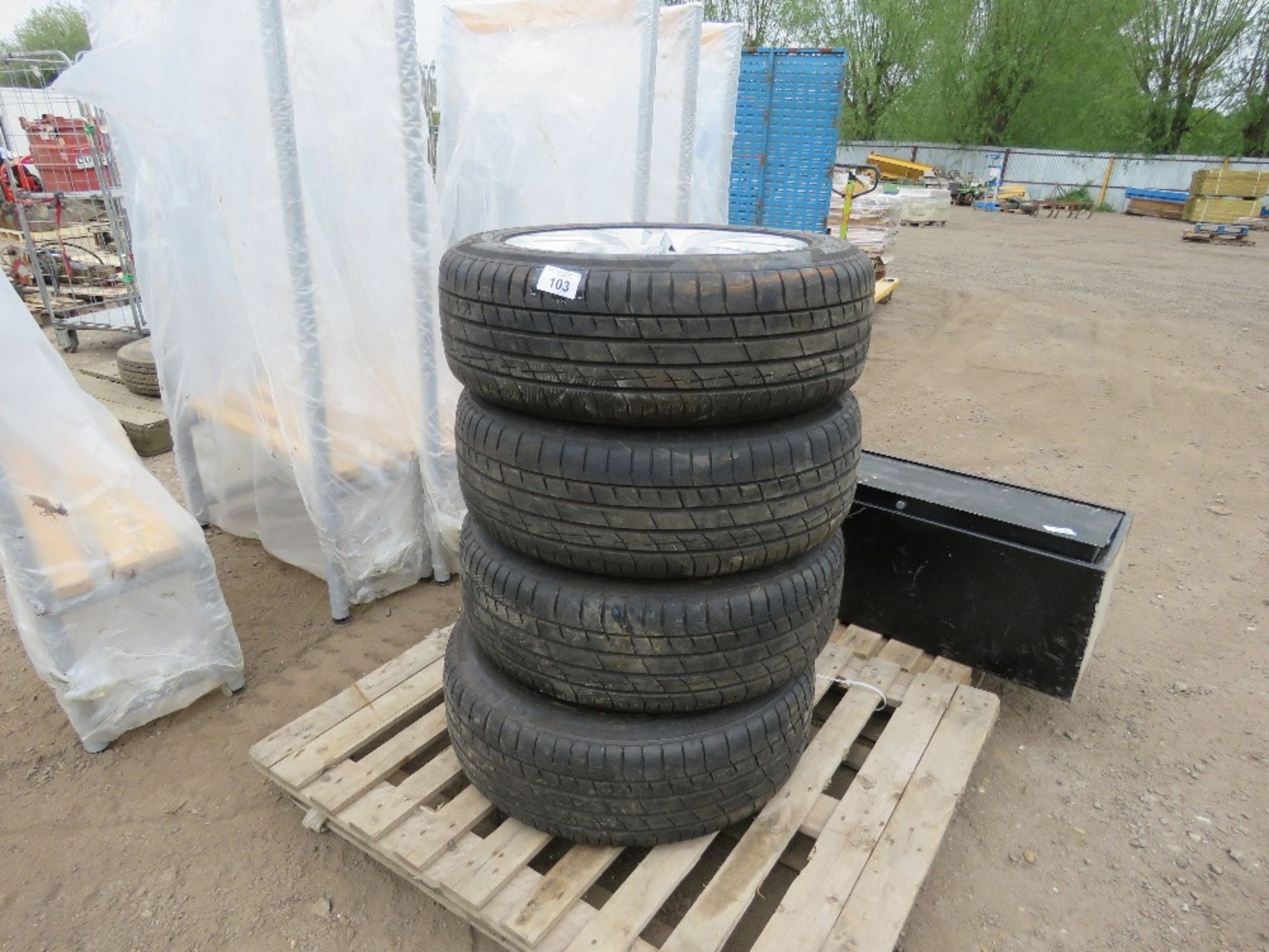 4 X LANDROVER WHEELS AND TYRES. 255ZR20-110WXL. THIS LOT IS SOLD UNDER THE AUCTIONEERS MARGIN SCHEME