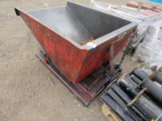 SMALL SIZED TIPPING FORKLIFT SKIP. THIS LOT IS SOLD UNDER THE AUCTIONEERS MARGIN SCHEME, THEREFORE N