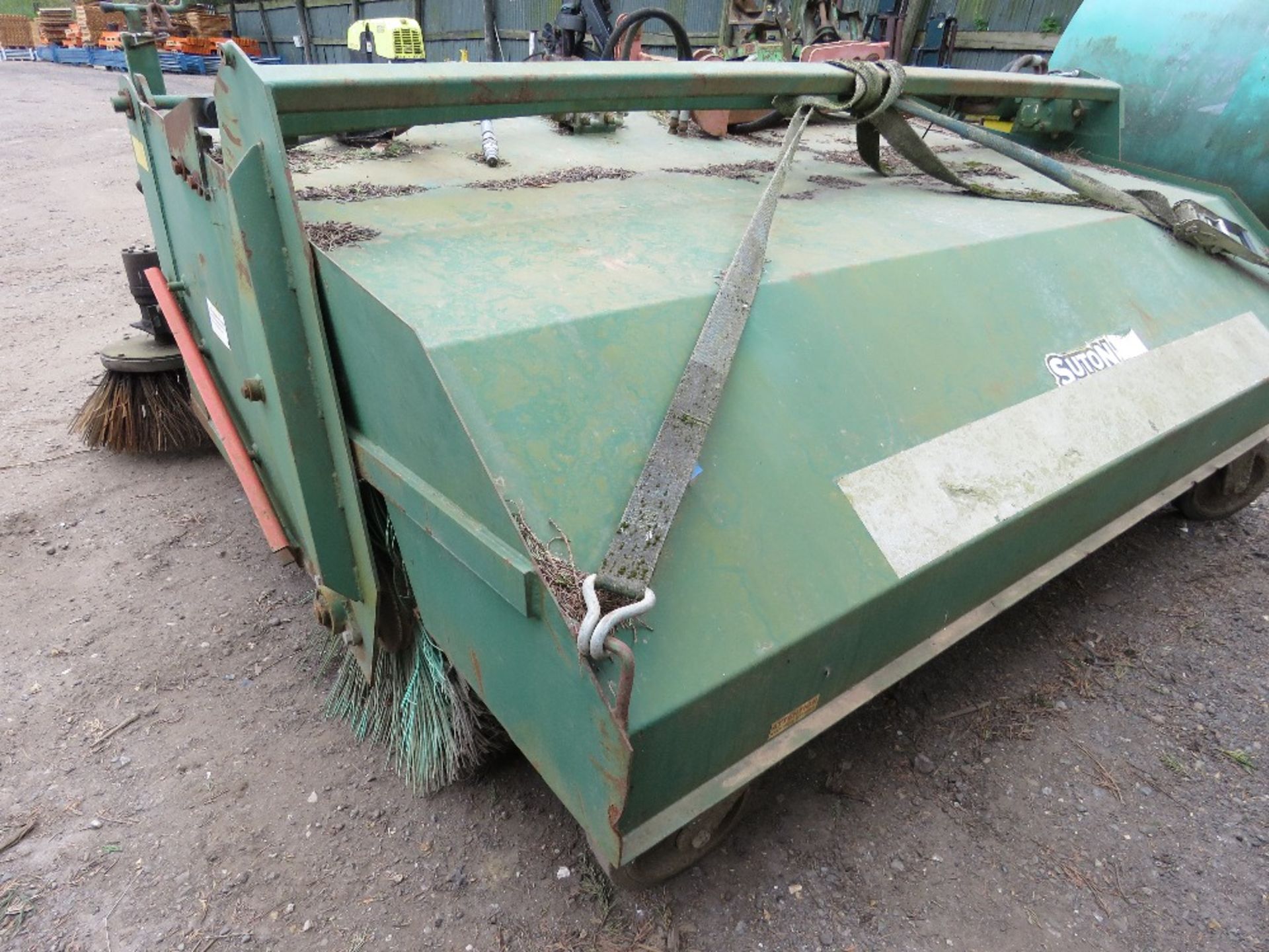 SUTON / GURNEY REEVE 2.2M WIDE HYDRAULIC POWERED YARD BRUSH WITH COLLECTOR AND GUTTER BRUSH. YEAR 20 - Image 5 of 5