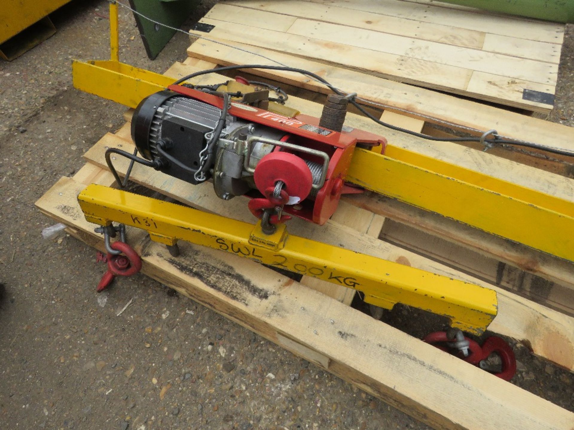 JIB CRANE UNIT WITH SMALL SPREADER BAR, MAIN POST, BEAM AND CONNECTING PIN. 400KG RATED HOIST, 240 V - Image 5 of 7