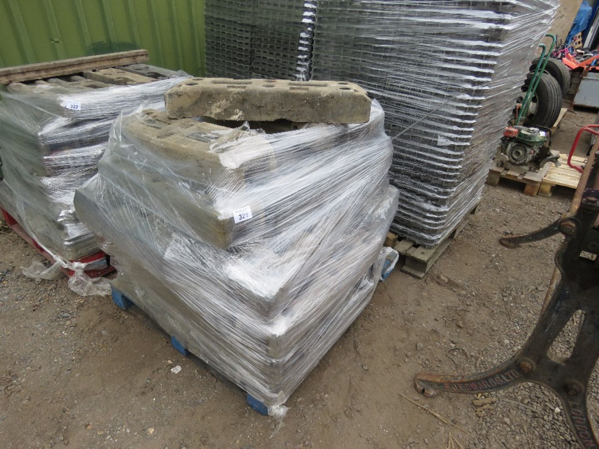 PALLET OF HERAS TYPE TEMPORARY FENCE BASES / FEET. THIS LOT IS SOLD UNDER THE AUCTIONEERS MARGIN SCH - Image 2 of 4