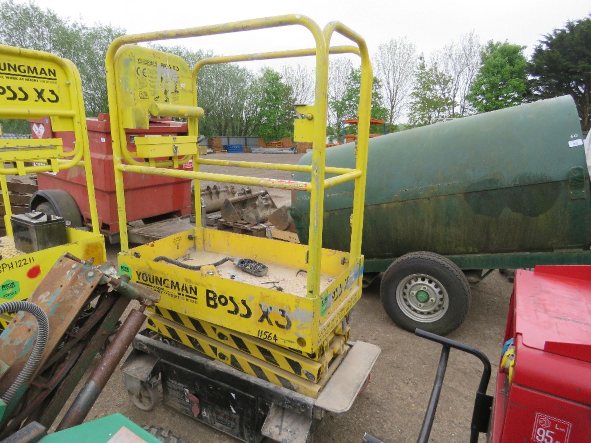 BOSS X3 SCISSOR LIFT ACCESS UNIT. INCOMPLETE/REQUIRES ATTENTION, UNTESTED. - Image 3 of 3