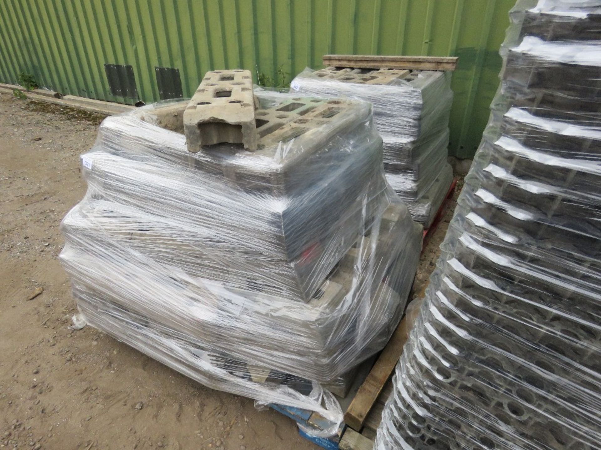 PALLET OF HERAS TYPE TEMPORARY FENCE BASES / FEET. THIS LOT IS SOLD UNDER THE AUCTIONEERS MARGIN SCH - Image 3 of 4