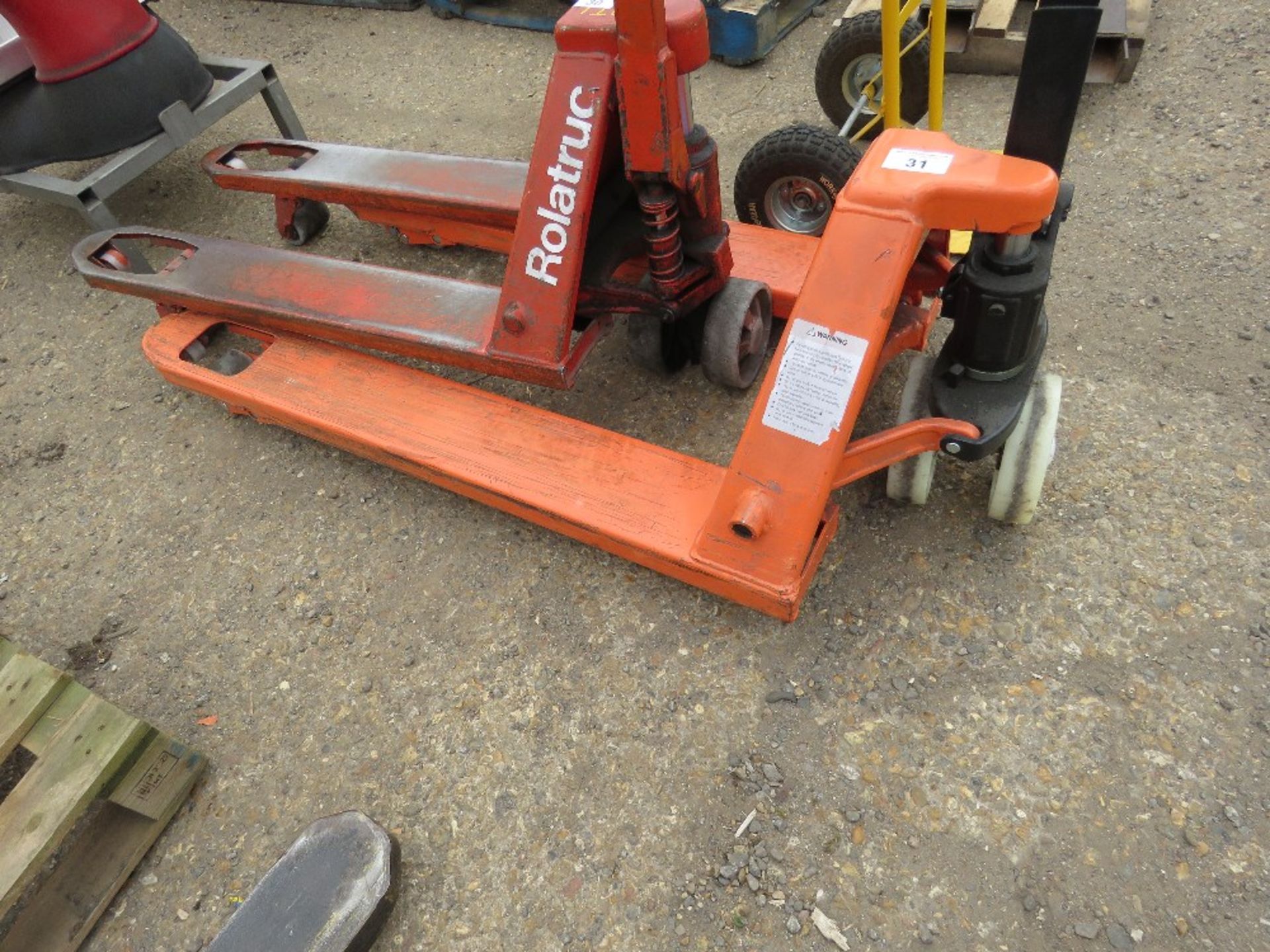 RECORD PALLET TRUCK. WHEN TESTED WAS SEEN TO LIFT AND LOWER. SOURCED FROM COMPANY LIQUIDATION. THIS - Image 3 of 3