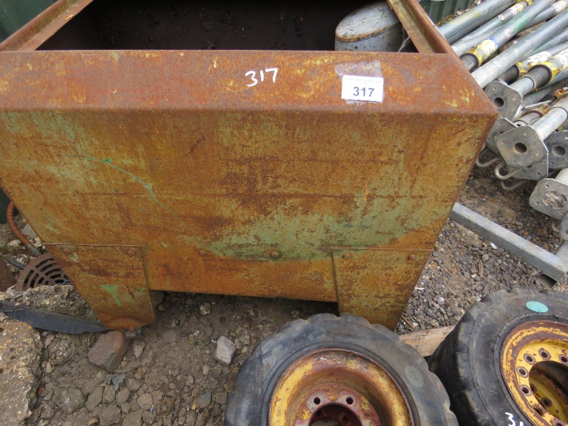 OLD DEGREASING TANK: IDEAL FOR PLANTER IN GARDEN. THIS LOT IS SOLD UNDER THE AUCTIONEERS MARGIN SCHE - Image 2 of 5