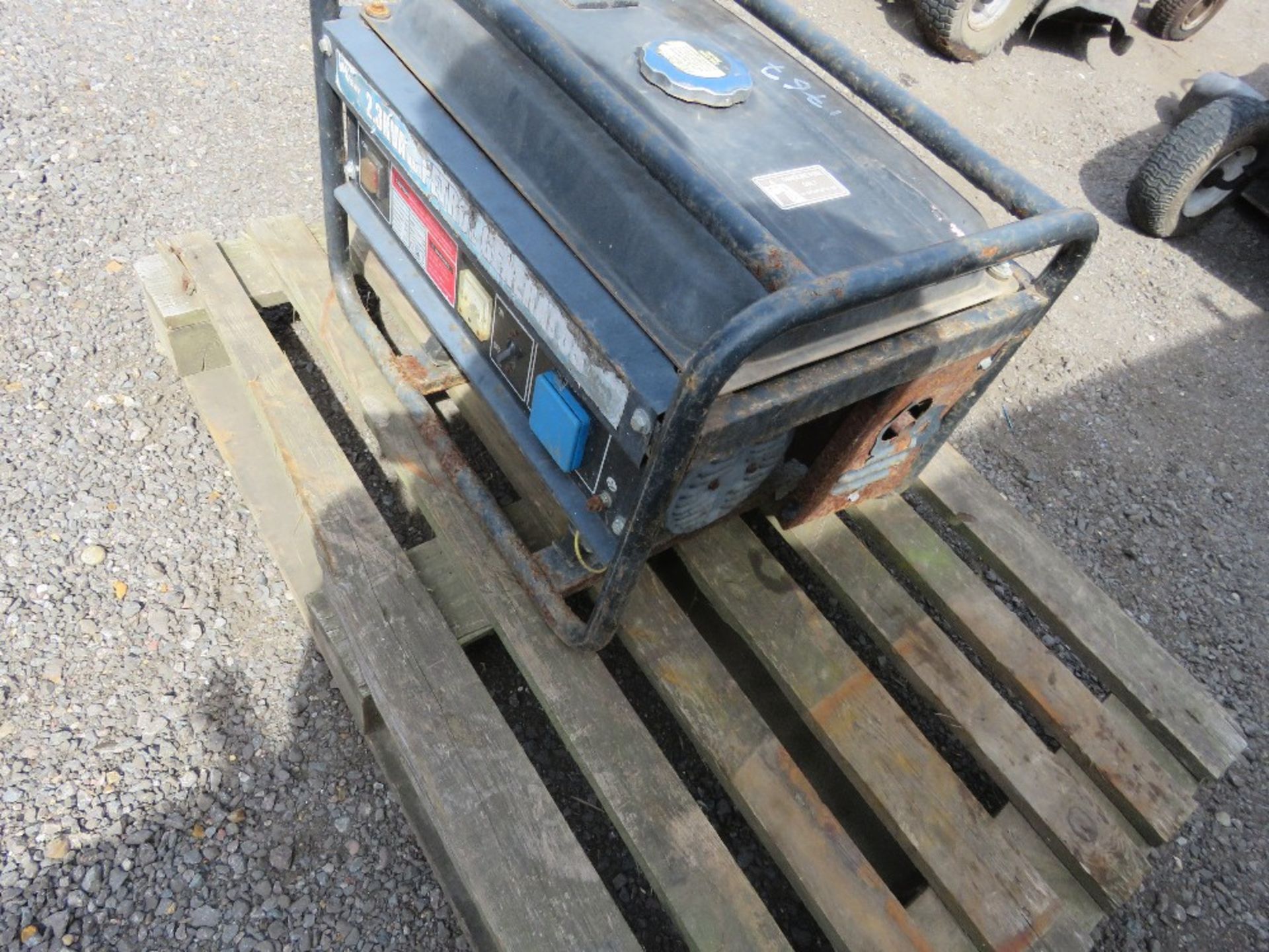 BLACK TANKED PETROL GENERATOR. UNTESTED, CONDITION UNKNOWN THIS LOT IS SOLD UNDER THE AUCTIONEERS MA - Image 2 of 3