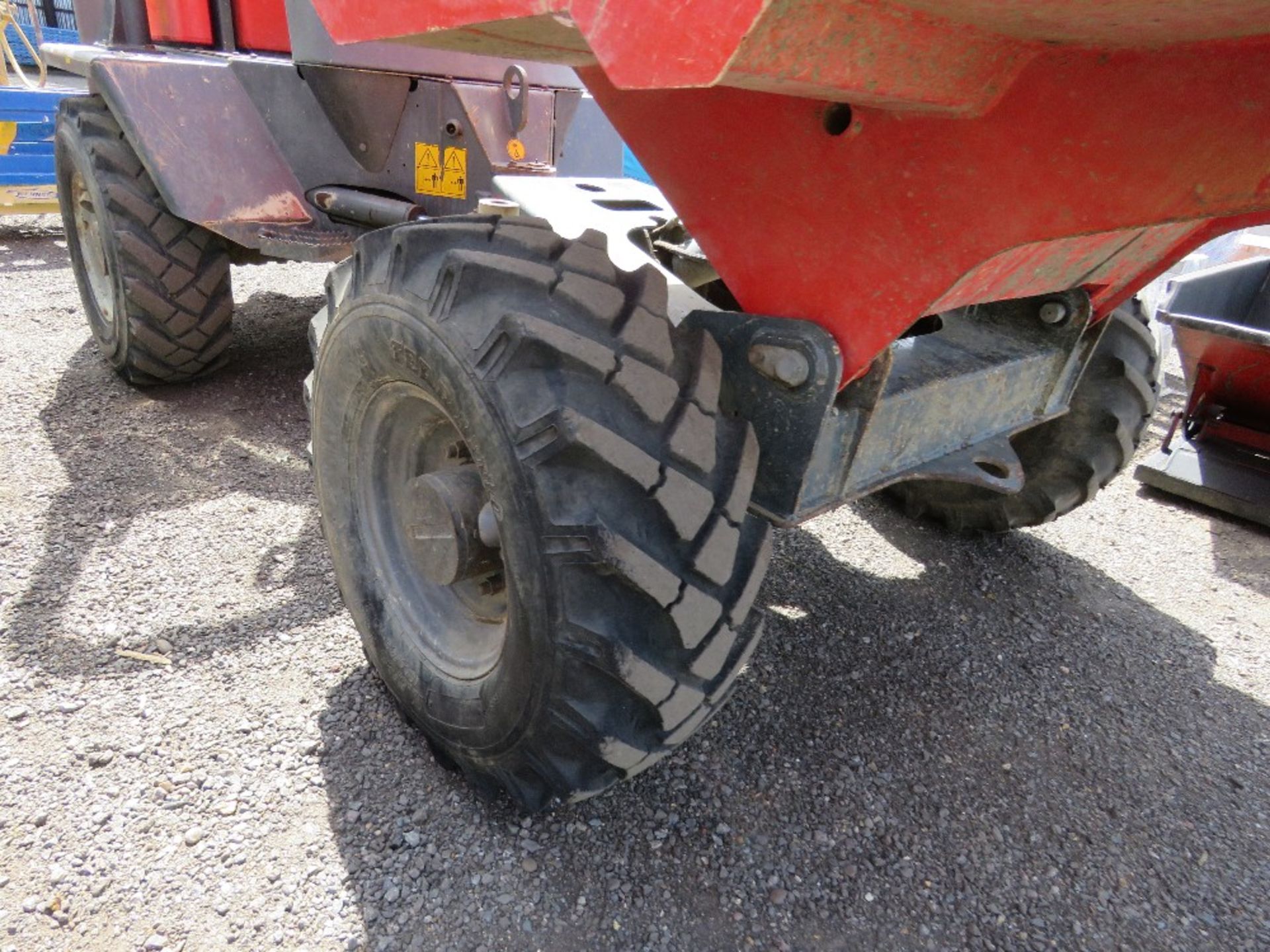 NEUSON 3001 3 TONNE STRAIGHT TIP DUMPER 3099 REC HOURS. WHEN TESTED WAS SEEN TO DRIVE, TIP AND BRAK - Image 4 of 11