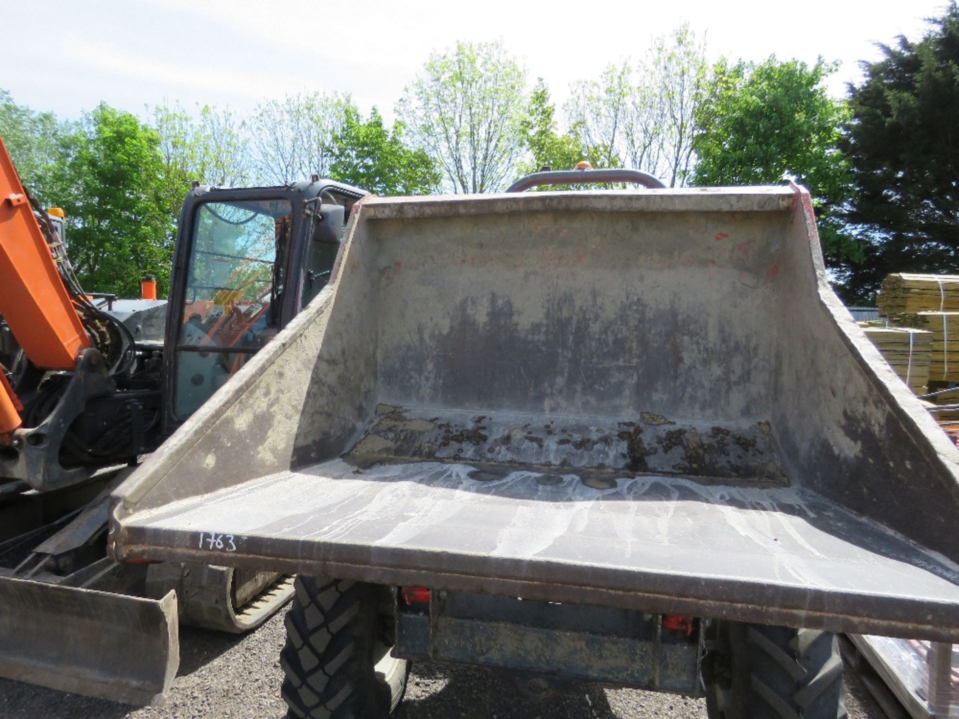 NEUSON 3001 3 TONNE STRAIGHT TIP DUMPER 3099 REC HOURS. WHEN TESTED WAS SEEN TO DRIVE, TIP AND BRAK - Image 3 of 11