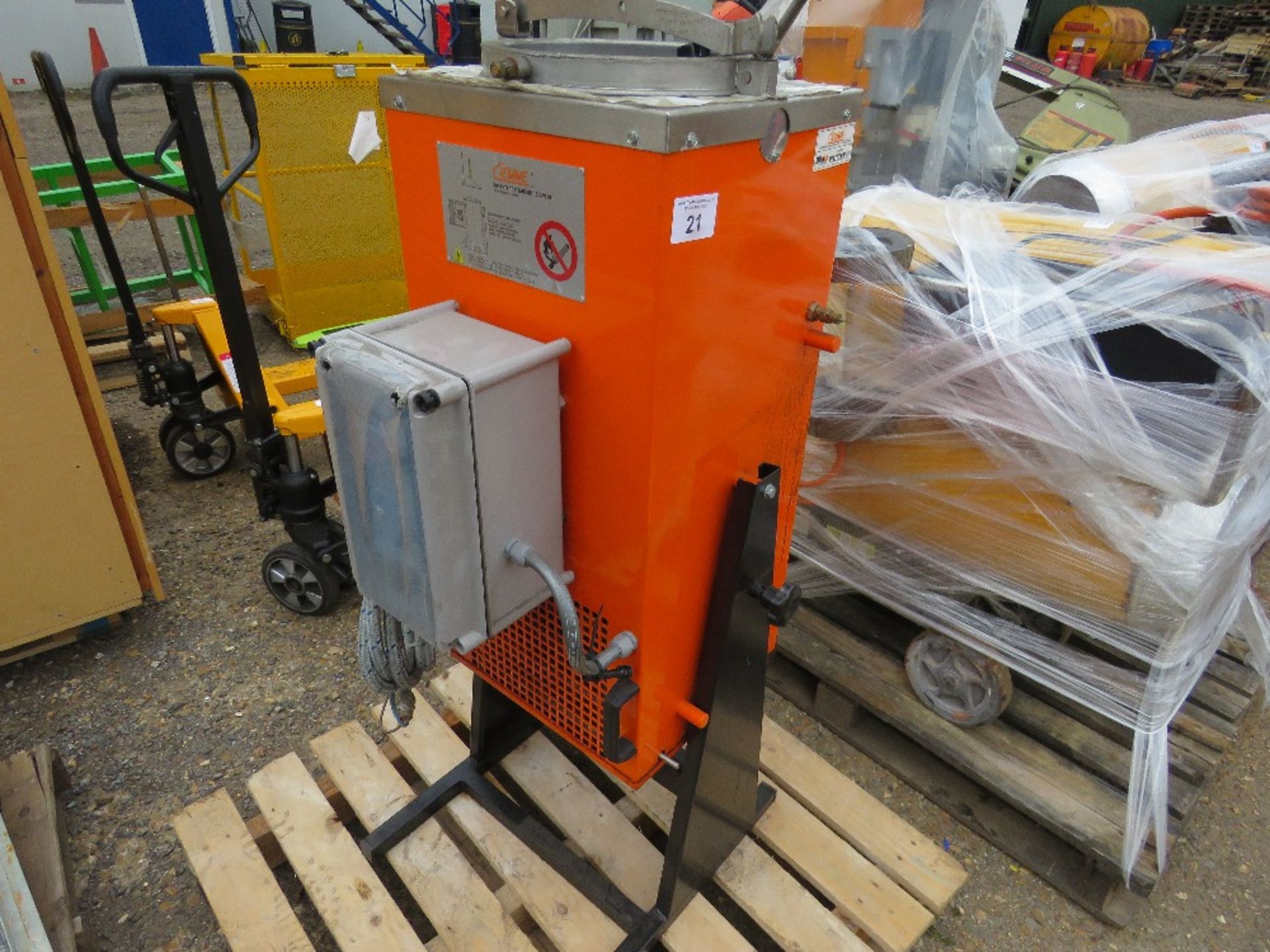 CIEMME K16N 220VOLT POWERED SOLVENT RECOVERY UNIT. NO LID. SOURCED FROM COMPANY LIQUIDATION.