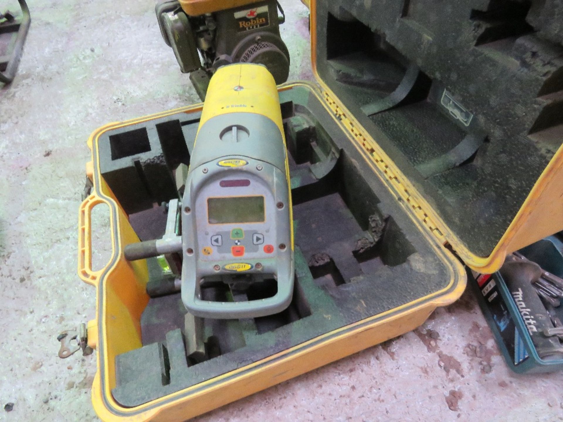 SPECTRA LASER PIPE LEVEL UNIT IN A CASE. THIS LOT IS SOLD UNDER THE AUCTIONEERS MARGIN SCHEME, THERE - Image 2 of 2