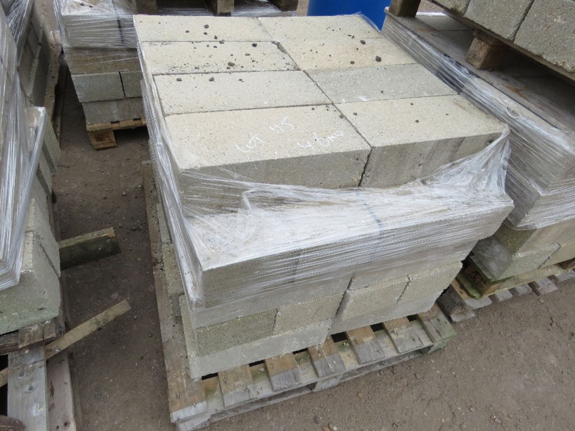 4 X PALLETS OF SOLID CONCRETE BLOCKS, 21CM X 44CM X 14CM APPROX. 190NO IN TOTAL APPROX. THIS LOT IS - Image 3 of 4
