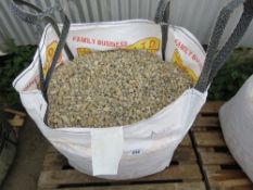 BULK BAG CONTAINING COTSWOLD GOLD STONE CHIPPINGS WITH BLACK ICE CHIPPINGS ADDED, 20-10MM SPECIFICAT