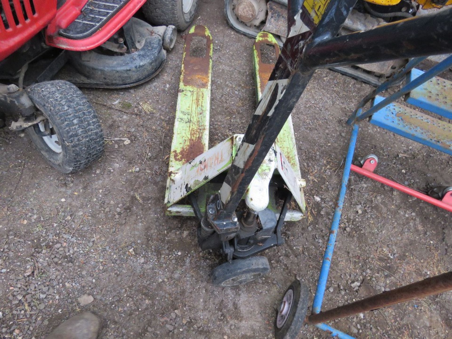 PALLET TRUCK. THIS LOT IS SOLD UNDER THE AUCTIONEERS MARGIN SCHEME, THEREFORE NO VAT WILL BE CHARGED - Image 2 of 2