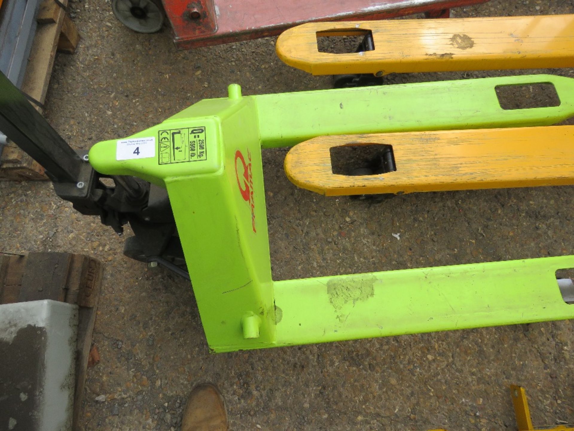 PRAMAC 2500 PALLET TRUCK. WHEN TESTED WAS SEEN TO LIFT AND LOWER. SOURCED FROM COMPANY LIQUIDATION. - Image 3 of 3