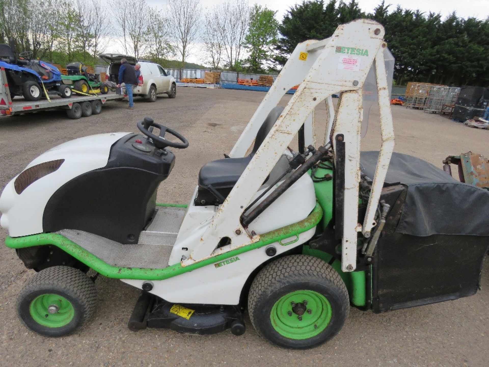 ETESIA HYDRO 100D RIDE ON DIESEL ENGINED MOWER WITH HIGH TIP COLLECTOR. YEAR 2007 BUILD. - Image 2 of 2