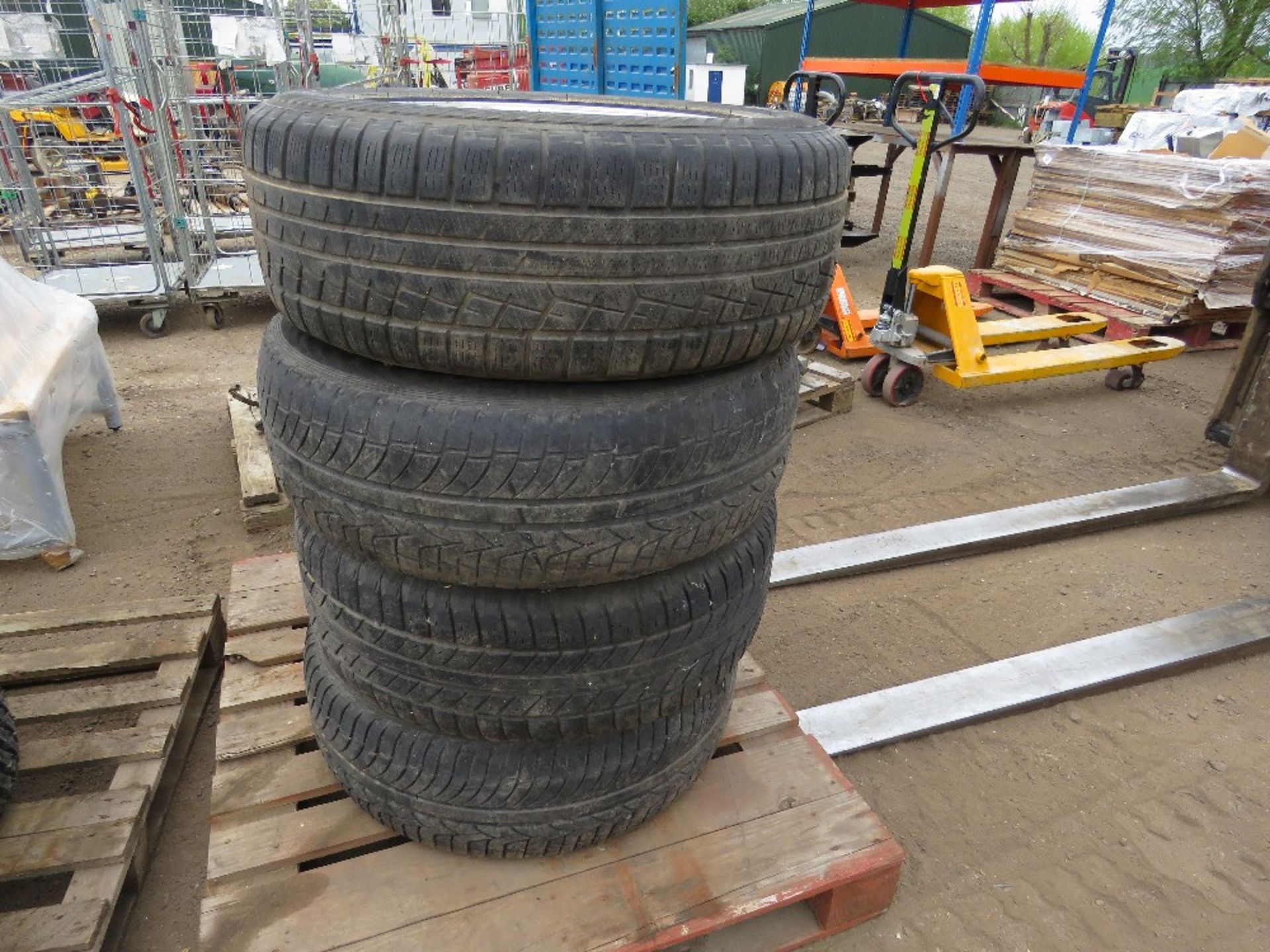 4 X LANDROVER 255/60R18 WHEELS AND TYRES. THIS LOT IS SOLD UNDER THE AUCTIONEERS MARGIN SCHEME, THER