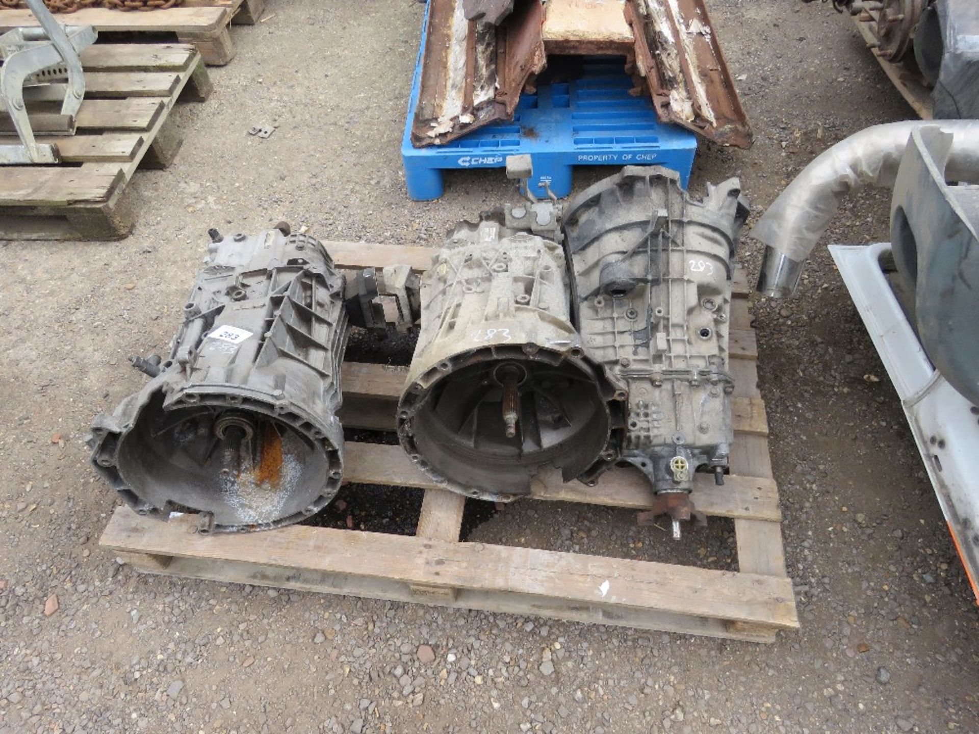 3 X GEARBOXES, BELIEVED TO BE TRANSIT TYPE. SOURCED FROM DEPOT CLOSURE. - Image 2 of 3