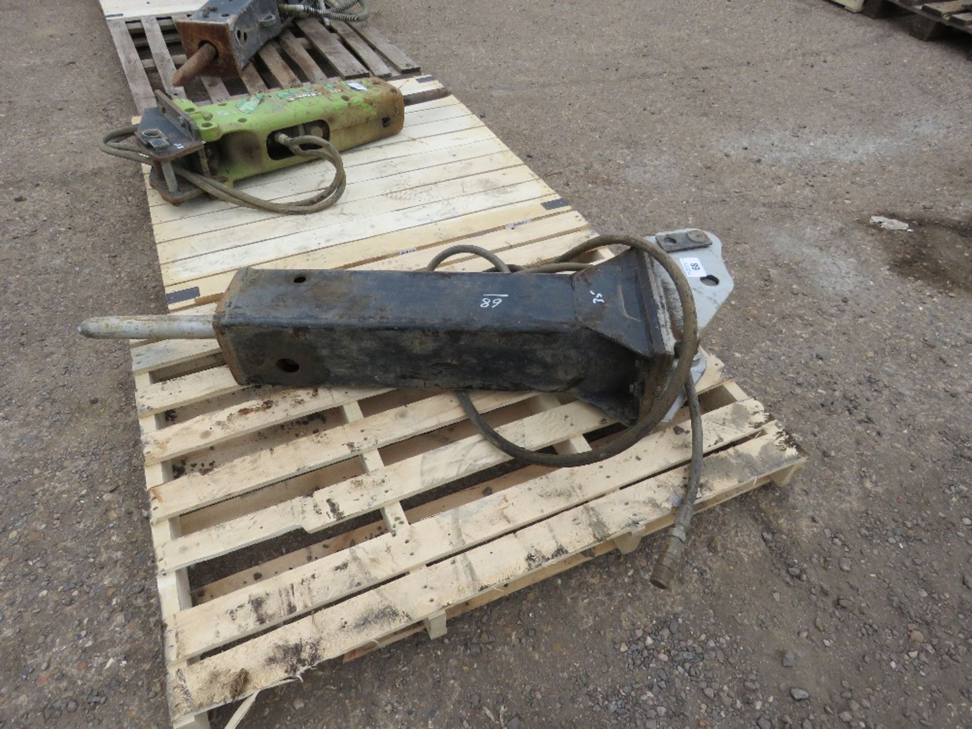ATLAS COPCO TYPE EXCAVATOR MOUNTED BREAKER ON 35MM PINS. SOURCED FROM DEPOT CLOSURE. - Image 2 of 2