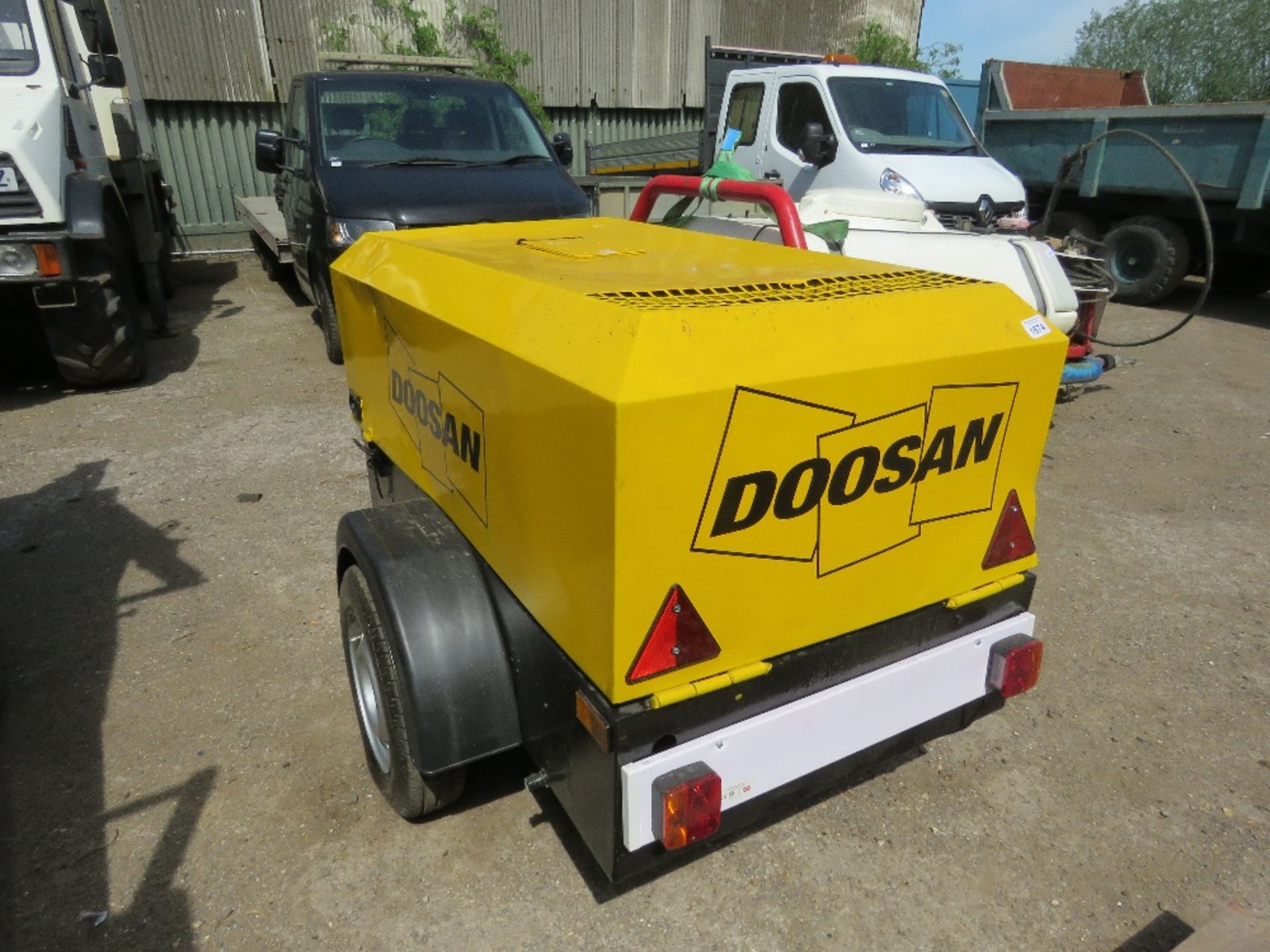 BID INCREMENT NOW £50!! DOOSAN 731 COMPRESSOR YEAR 2010 BUILD. - Image 2 of 8