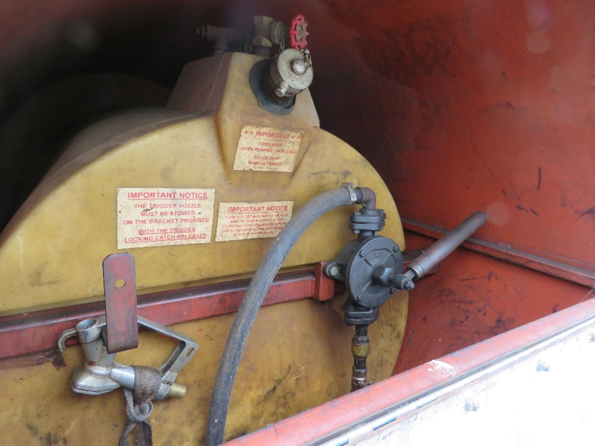 SINGLE AXLED SITE TOWED BUNDED DIESEL BOWSER TANK WITH HOSE AND PUMP. - Image 3 of 4