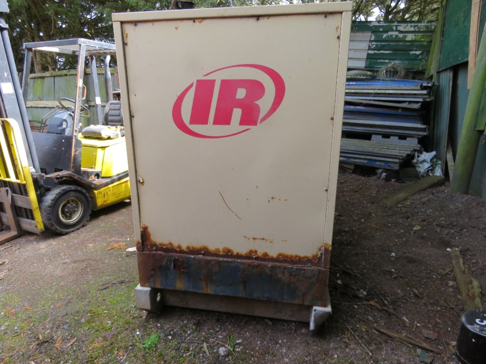 INGERSOLL RAND G200 SKID MOUNTED 200KVA RATED GENERATOR SET WITH JOHN DEERE ENGINE. WHEN TESTED WAS - Image 2 of 9