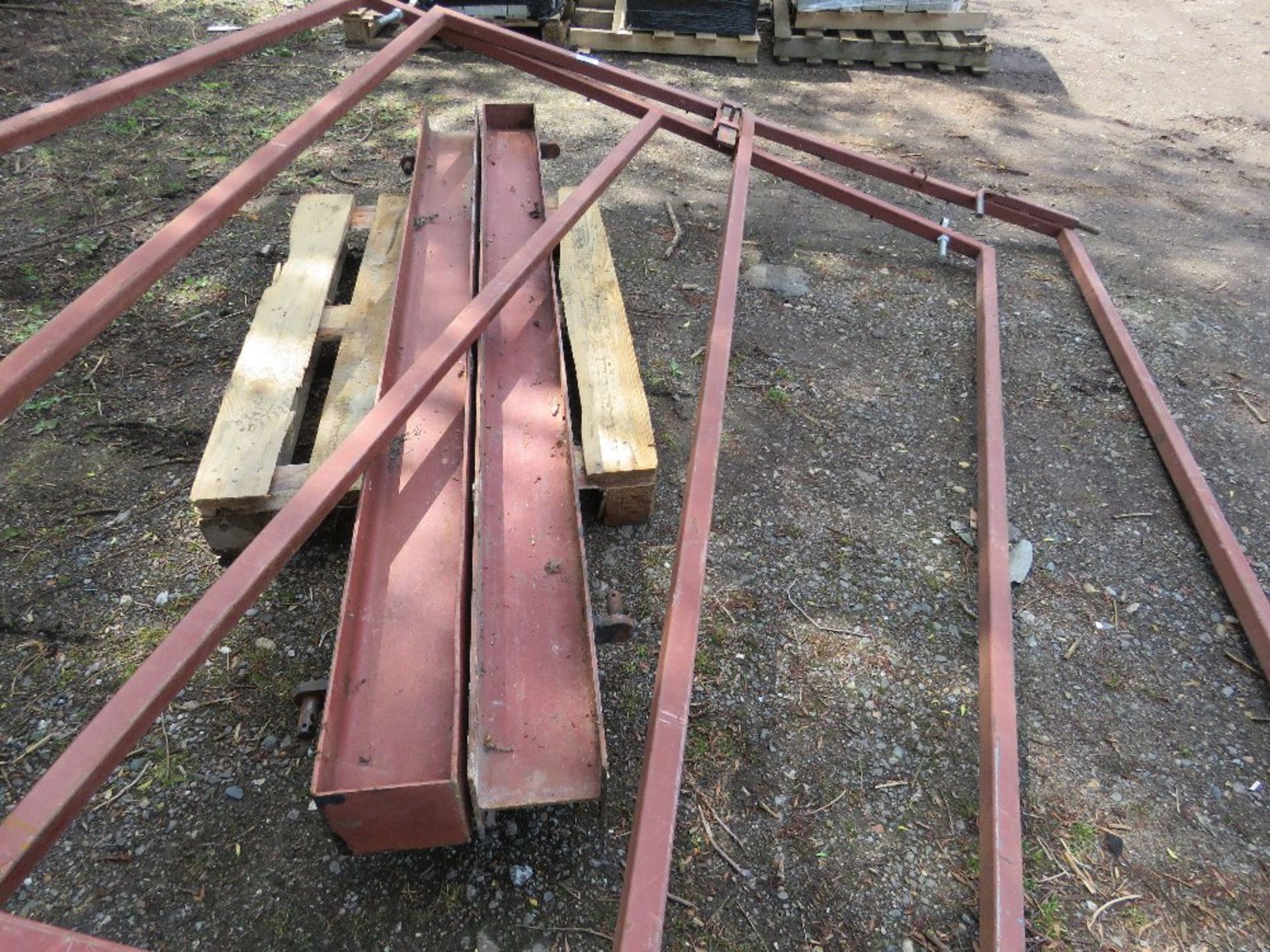 2 X METAL SITE GATE FRAMES PLUS POSTS. 2M HEIGHT X 2.4M WIDTH APPROX. THIS LOT IS SOLD UNDER THE AUC - Image 6 of 6