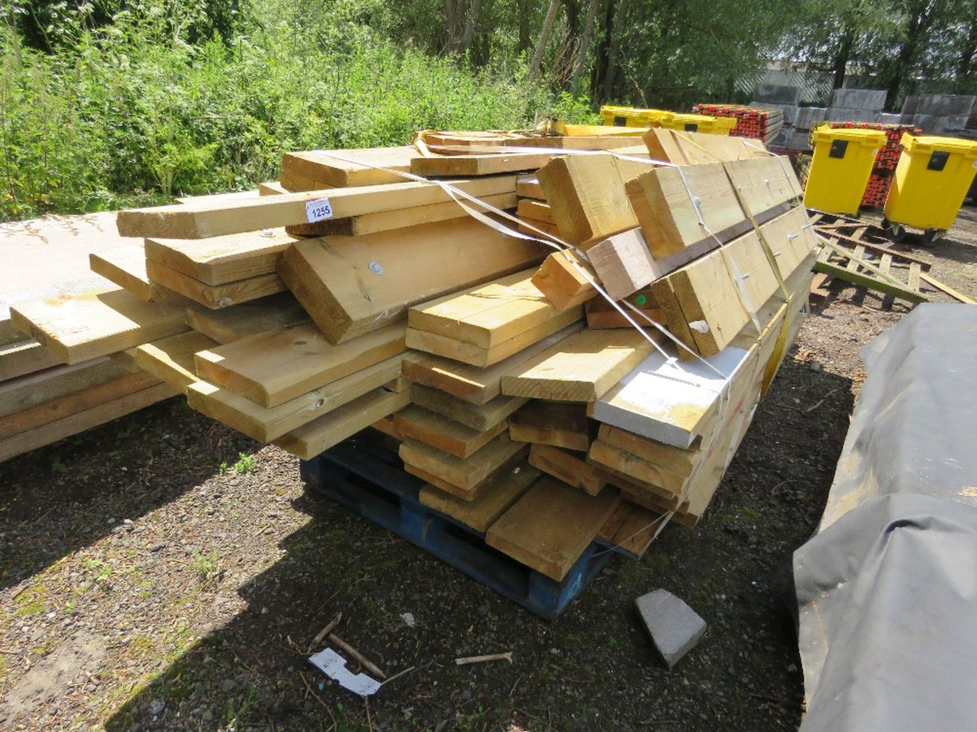 LARGE BUNDLE OF TIMBER JOISTS, MOSTLY 22CM X 45MM @ 5-12FT LENGTH APPROX. THIS LOT IS SOLD UNDER THE - Image 2 of 5