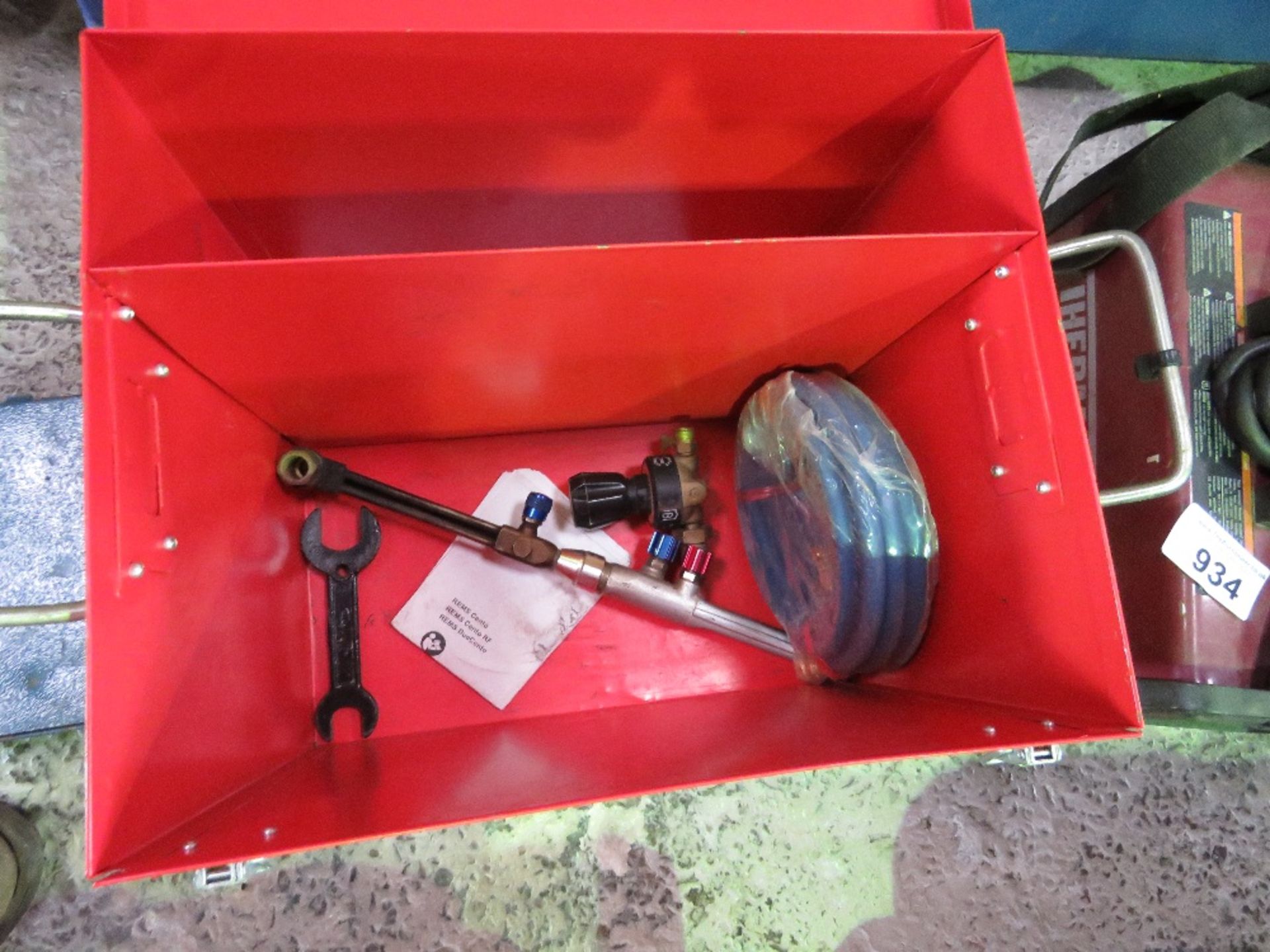BOX OF ASSORTED GAS CUTTING EQUIMPENT ETC. - Image 2 of 3