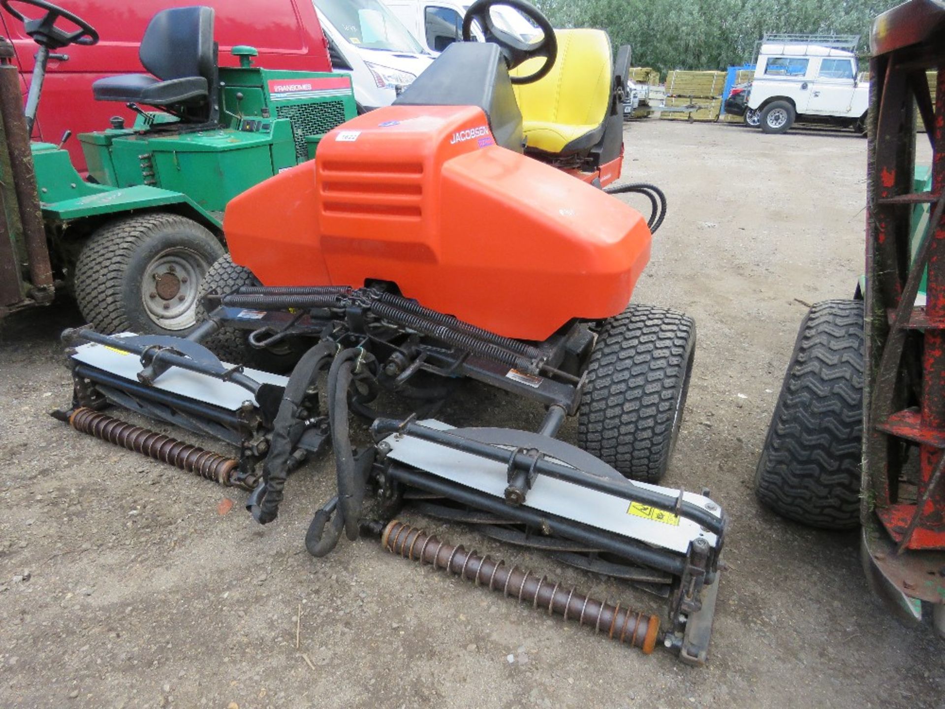 JACOBSEN TRIPLE RIDE ON GREENS MOWER 2545 REC HOURS. WHEN TESTED WAS SEEN TO RUN, DRIVE AND MOWERS T - Image 3 of 8