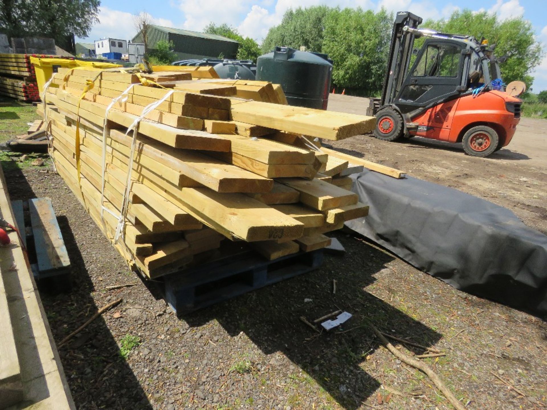 LARGE BUNDLE OF TIMBER JOISTS, MOSTLY 22CM X 45MM @ 5-12FT LENGTH APPROX. THIS LOT IS SOLD UNDER THE