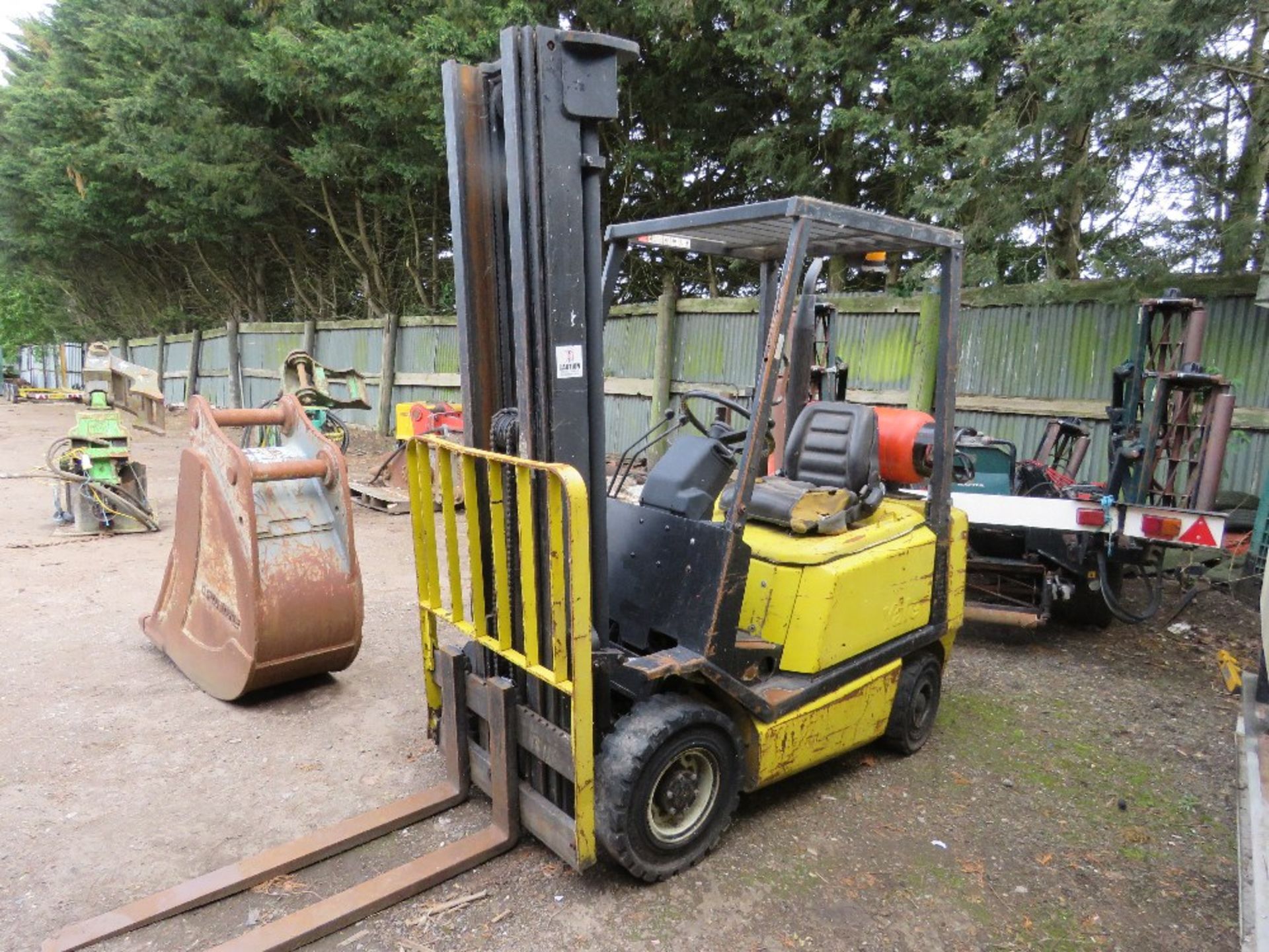 YALE GAS POWERED FORKLIFT, 1.5TONNE RATED. STARTER TURNING BUT NOT ENGAGING, THEREFORE WE HAVE BEEN - Image 3 of 8