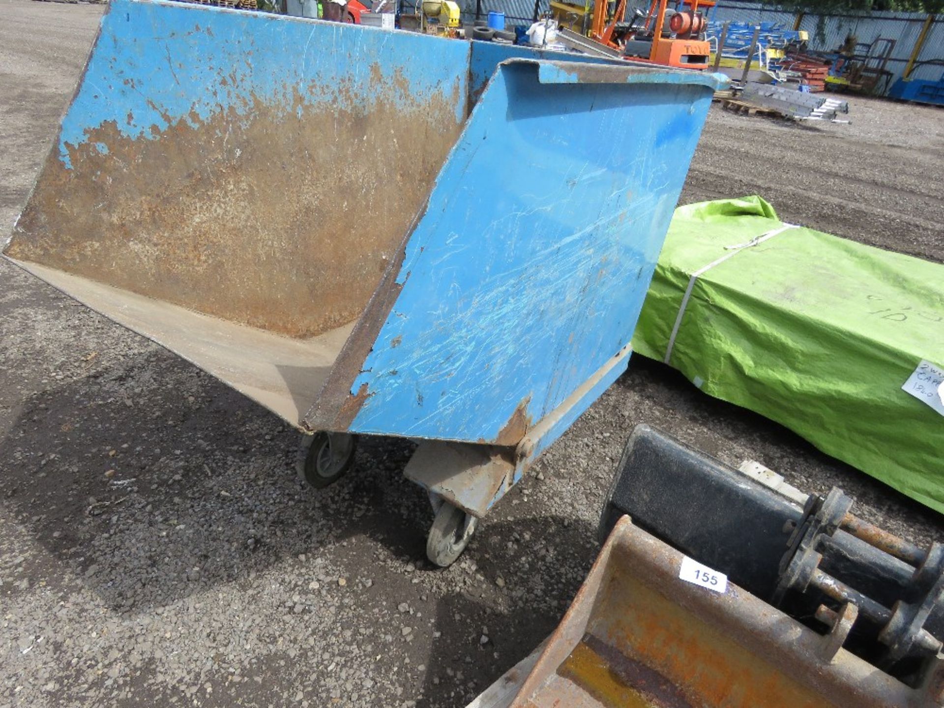 WHEELED TIPPING FORKLIFT MOUNTED SKIP. THIS LOT IS SOLD UNDER THE AUCTIONEERS MARGIN SCHEME, THEREFO - Image 2 of 3