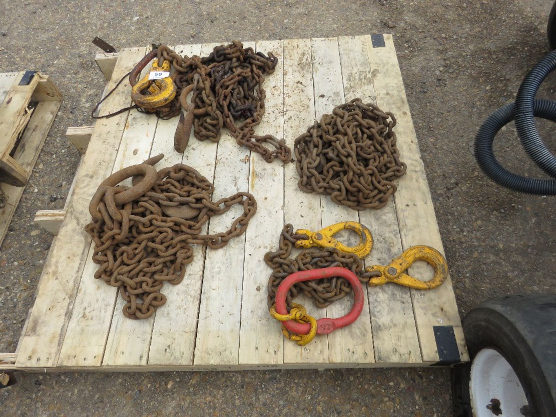 PALLET OF ASSORTED TOWING AND RECOVERY CHAINS. - Image 3 of 4