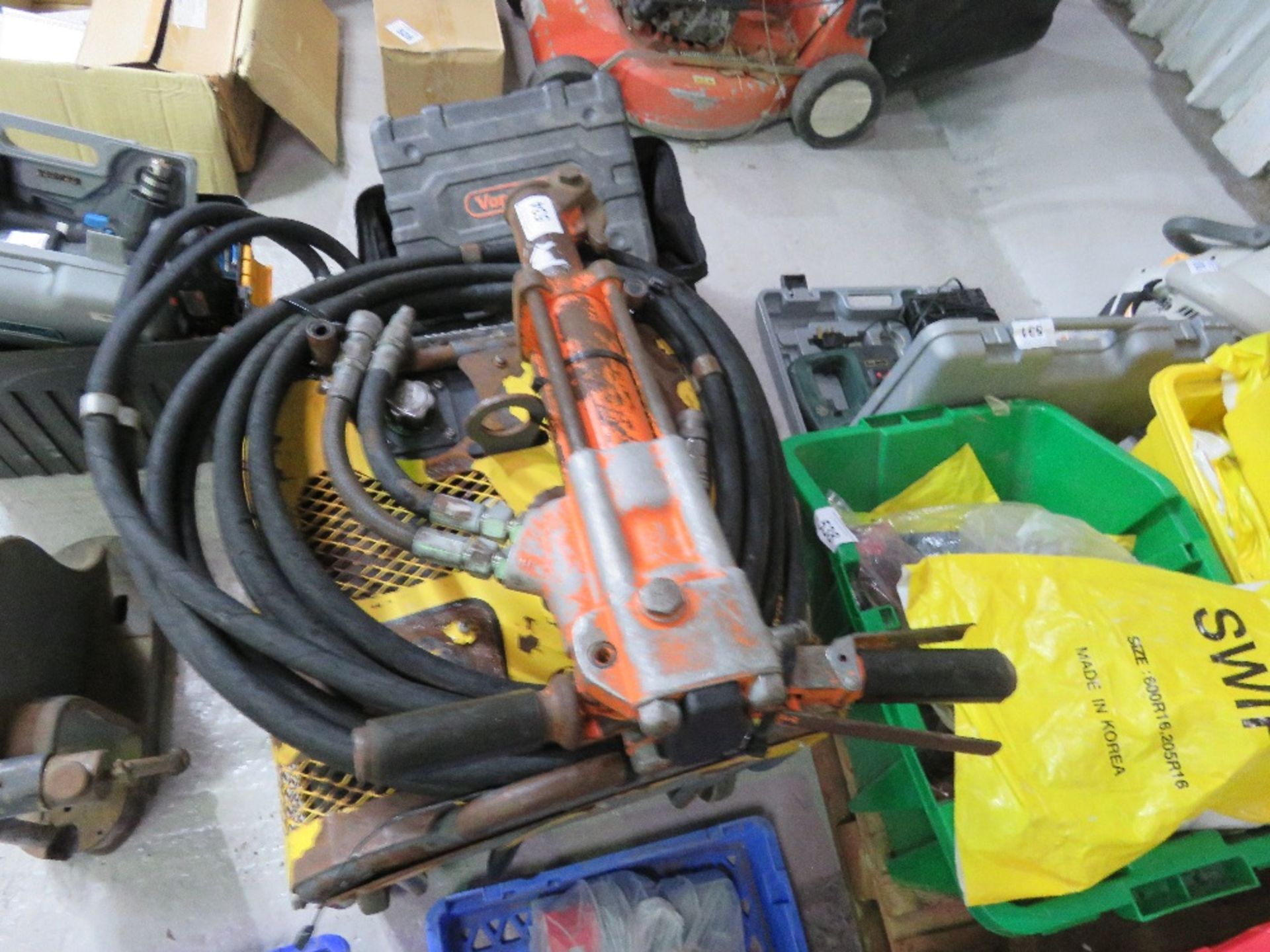 ATLAS COPCO HYDRAULIC BREAKER PACK WITH HOSE AND GUN. - Image 4 of 4