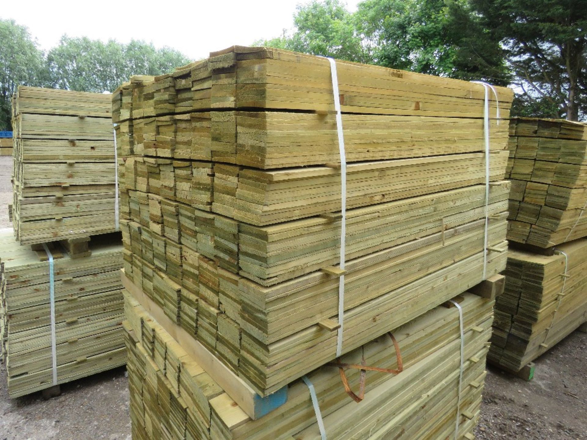 LARGE PACK OF PRESSURE TREATED FEATHER EDGE FENCE CLADDING TIMBERS. 1.20M LENGTH X 10CM WIDTH APPROX - Image 4 of 4