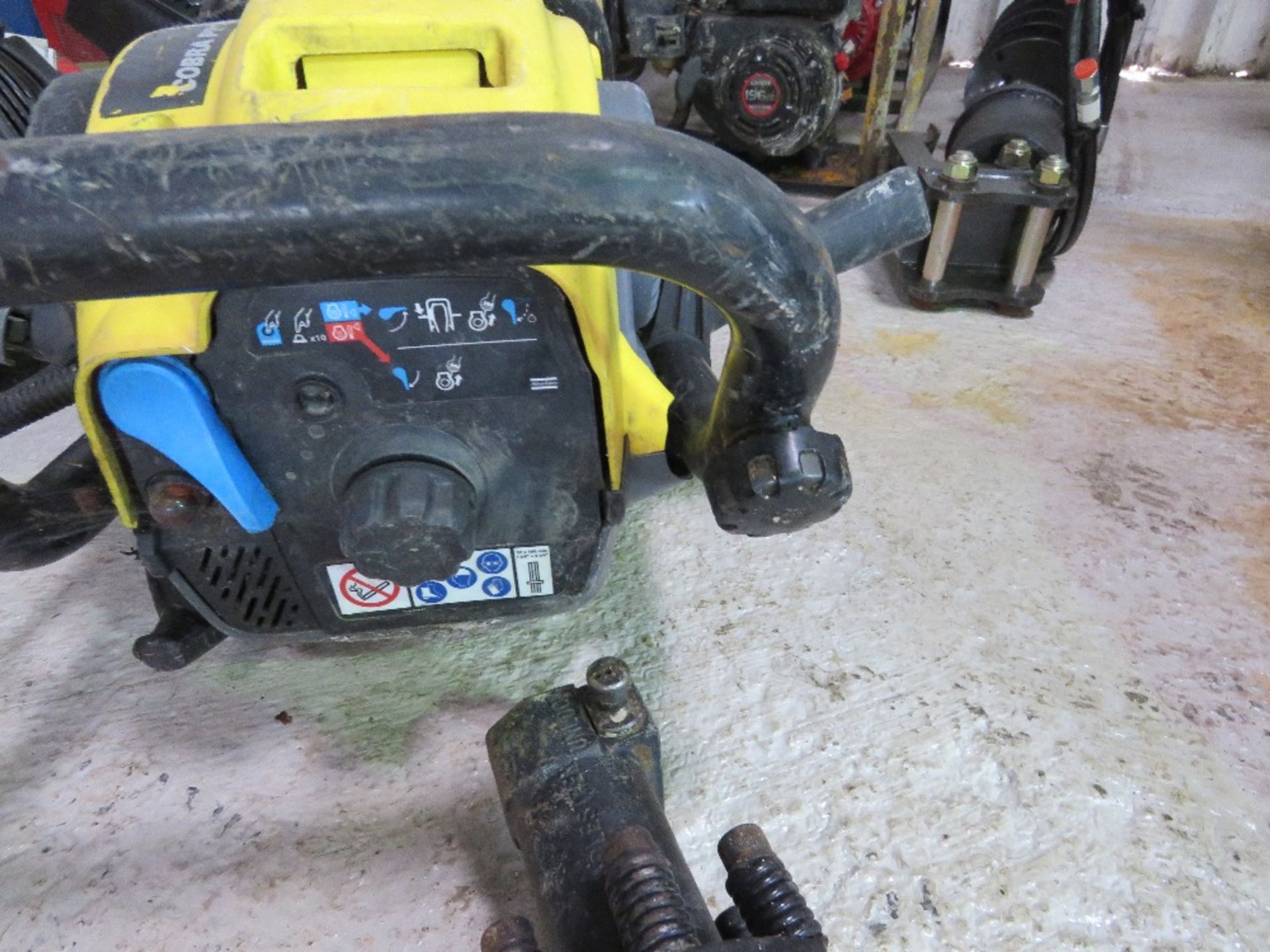 ATLAS COPCO PETROL UPRIGHT BREAKER. THIS LOT IS SOLD UNDER THE AUCTIONEERS MARGIN SCHEME, THEREFORE - Image 3 of 4