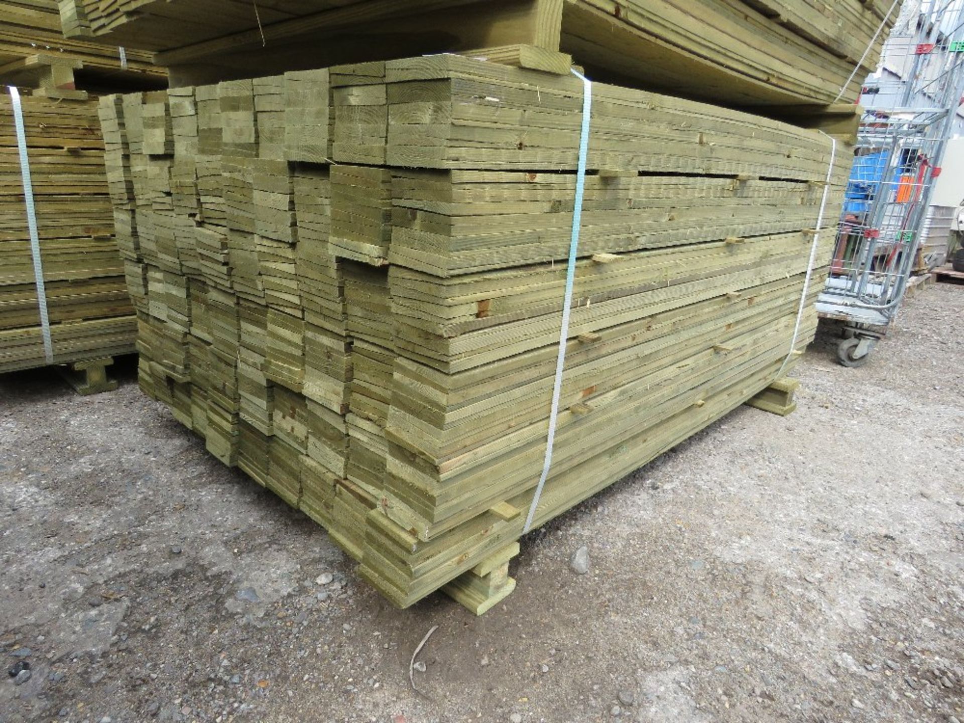 LARGE PACK OF PRESSURE TREATED FEATHER EDGE FENCE CLADDING TIMBERS. 1.65M LENGTH X 10CM WIDTH APPROX