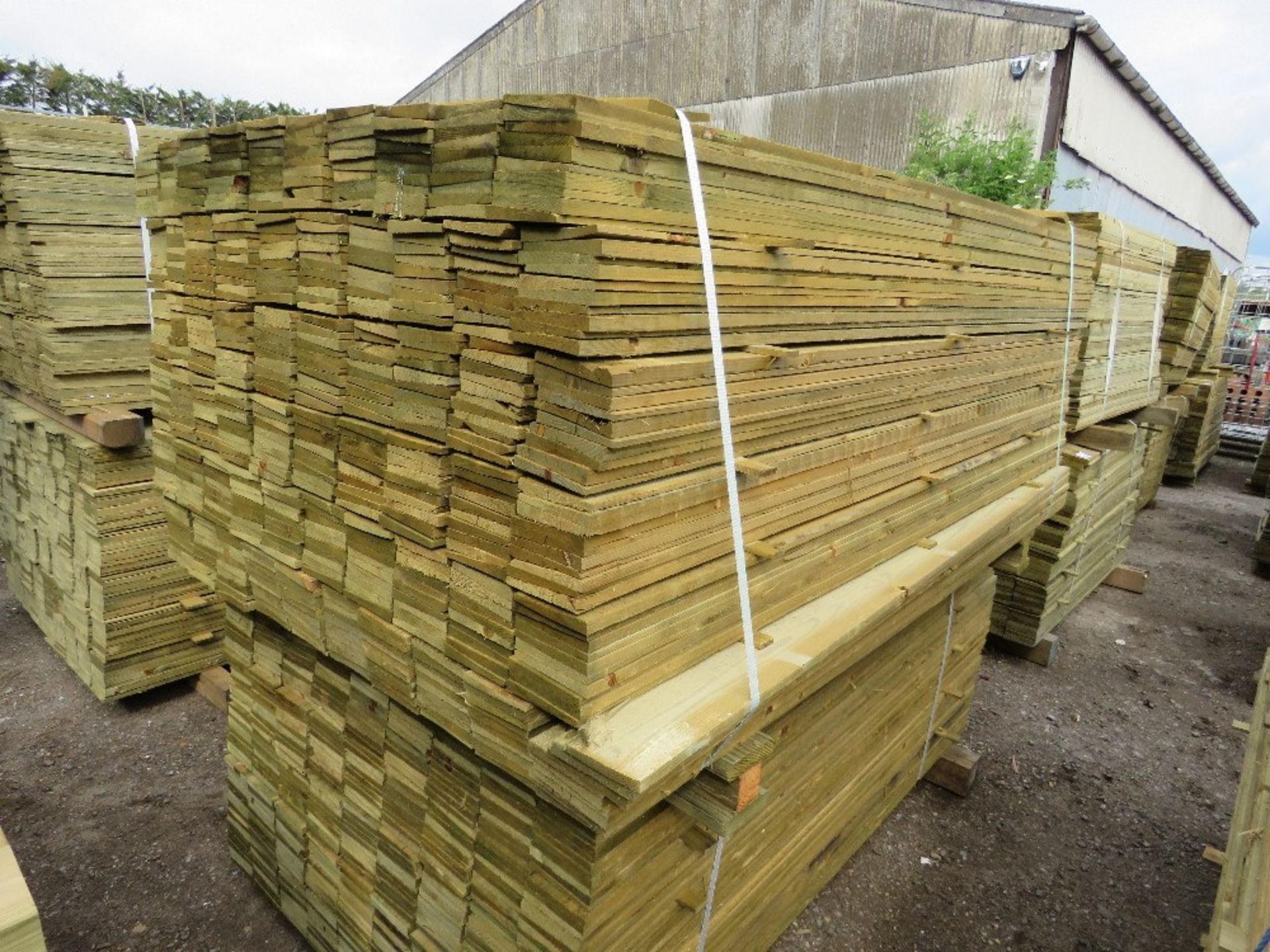 LARGE PACK OF PRESSURE TREATED FEATHER EDGE FENCE CLADDING TIMBERS. 1.80M LENGTH X 10CM WIDTH APPROX - Image 2 of 4