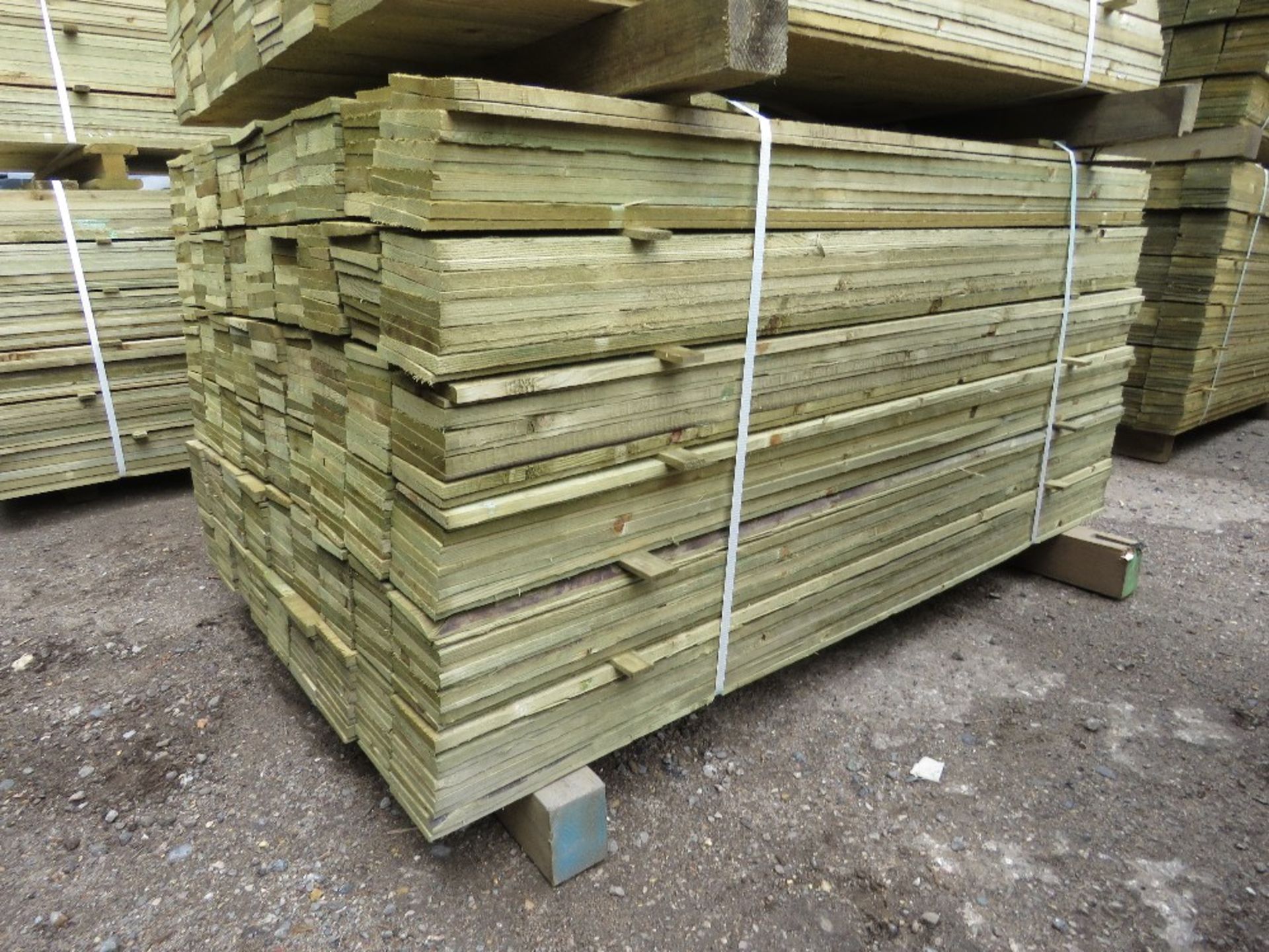 LARGE PACK OF PRESSURE TREATED FEATHER EDGE FENCE CLADDING TIMBERS. 1.20M LENGTH X 10CM WIDTH APPROX