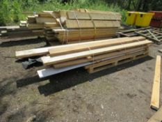 MIXED TIMBER BOARDS AND TIMBERS, SOME OAK, 11FT MAX LENGTH. THIS LOT IS SOLD UNDER THE AUCTIONEERS M