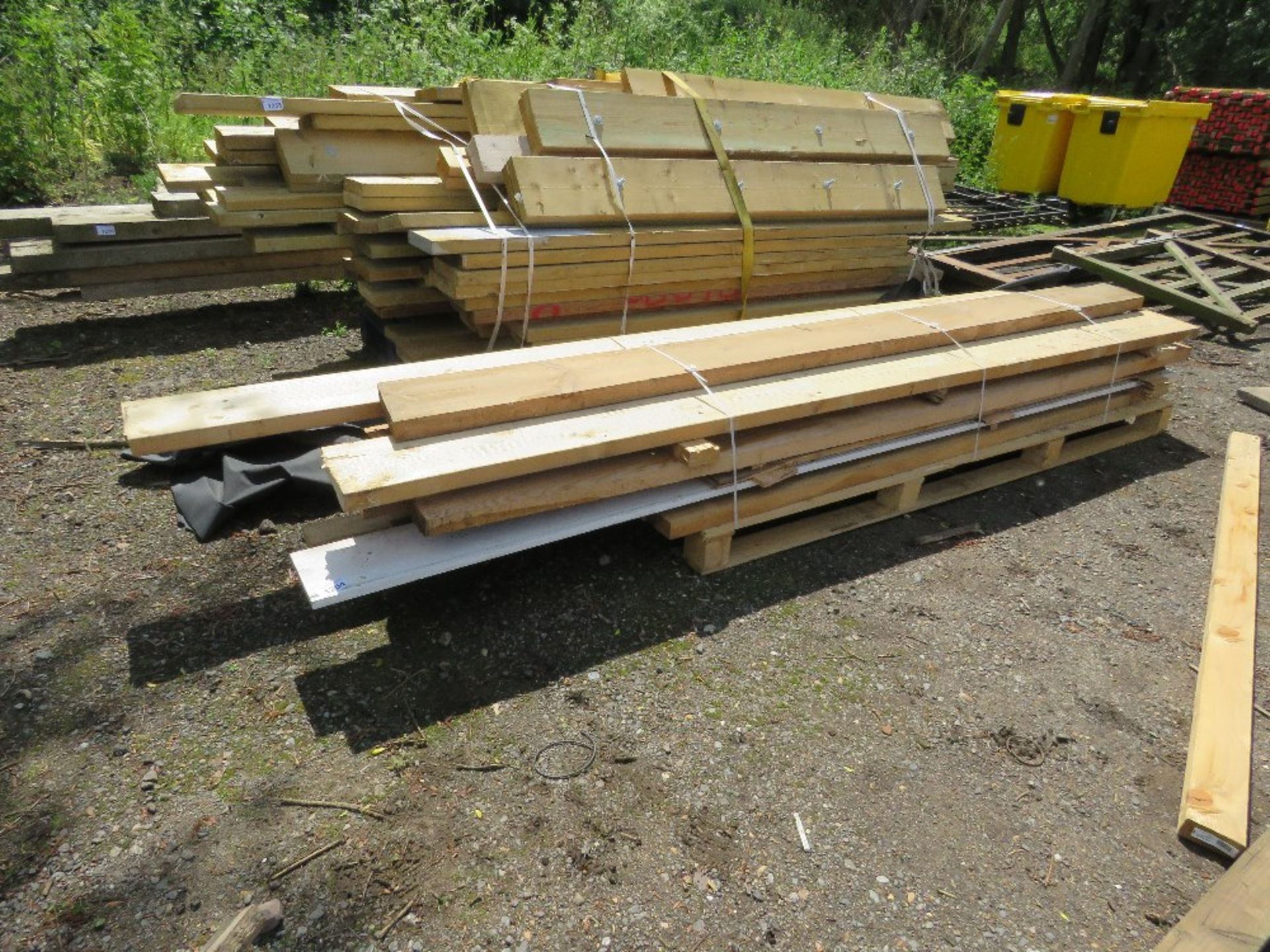 MIXED TIMBER BOARDS AND TIMBERS, SOME OAK, 11FT MAX LENGTH. THIS LOT IS SOLD UNDER THE AUCTIONEERS M