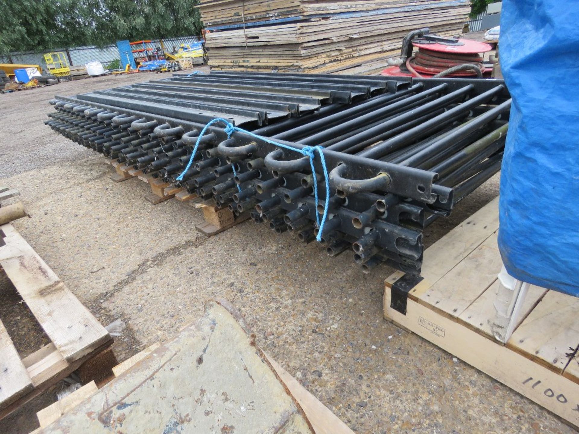 STACK OF 7 X ROUND TOPPED HEAVY DUTY METAL FENCE RAILINGS 2.88M LENGTH X 1.1M HEIGHT APPROX WITH 7 X - Image 6 of 7