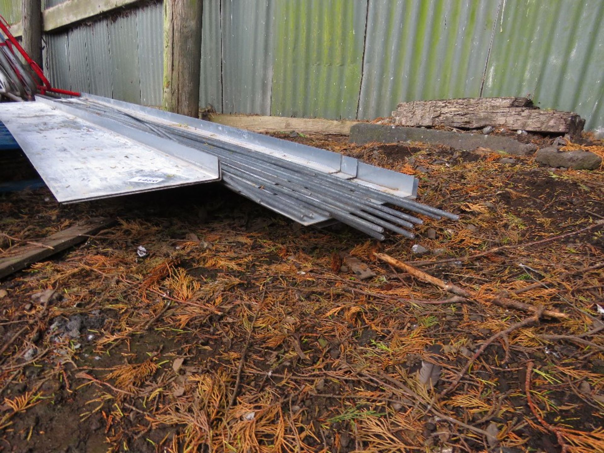 ASSORTED FOLDED METAL CORNER/FACIA PANELS @ 10FT LENGTH APPROX PLUS THREADED RODS. THIS LOT IS SOLD - Image 2 of 4