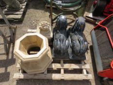 2 X GARDEN ORNAMENTAL LION STATUES PLUS 2 OTHER GARDEN FEATURES. THIS LOT IS SOLD UNDER THE AUCTIONE