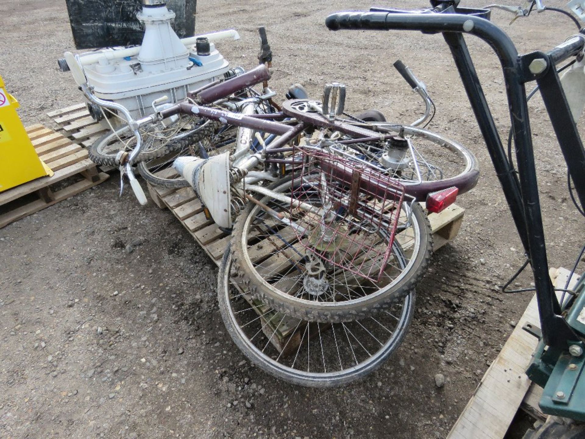 3 X ASSORTED BICYCLES. THIS LOT IS SOLD UNDER THE AUCTIONEERS MARGIN SCHEME, THEREFORE NO VAT WILL B - Image 2 of 3