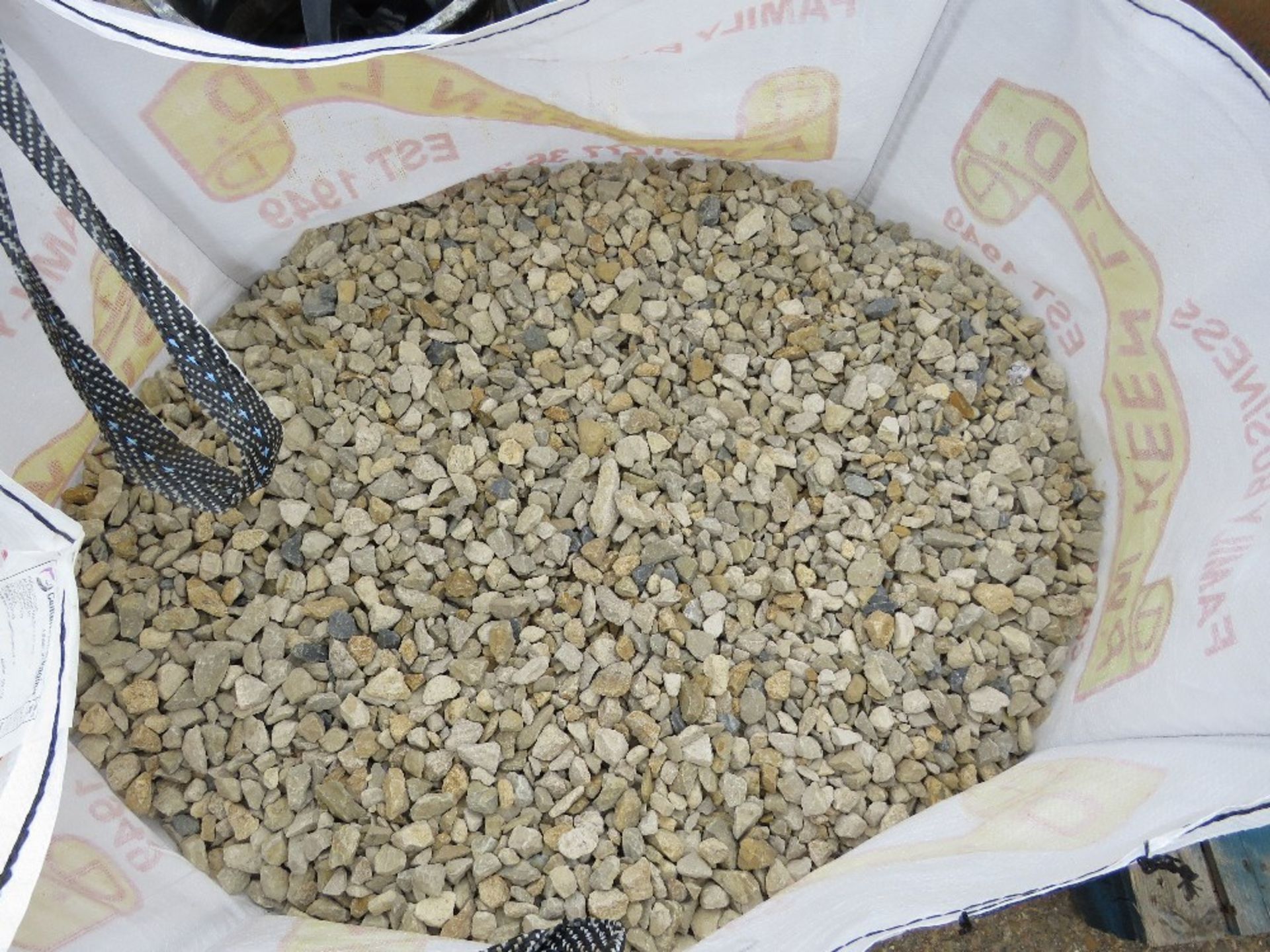 BULK BAG CONTAINING COTSWOLD GOLD STONE CHIPPINGS WITH BLACK ICE CHIPPINGS ADDED, 20-10MM SPECIFICAT